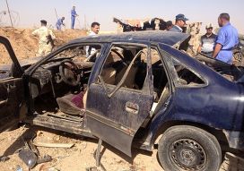 Иракцы окло взорванного автомобиля в Киркуке, Ирак