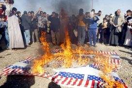 Шииты сжигают полотна с изображением американского флага в Багдаде, Ирак