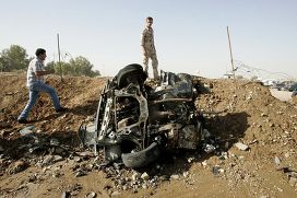 Иракцы на месте взрыва на автостоянке в г. Киркуке, Ирак